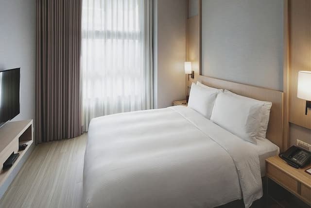 Jolley Hotel-Corner Suite (one big bed and one small bed)-1