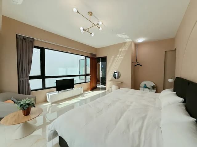 泊光 (R2-1) 四人主卧室：20坪大空間，２張加大雙人床。配備電視、免費wifi、空調及空氣清淨機。 浴空間採乾濕分離設計，貼心設置雙槽面盆、獨立浴缸與淋浴間，附陽台。