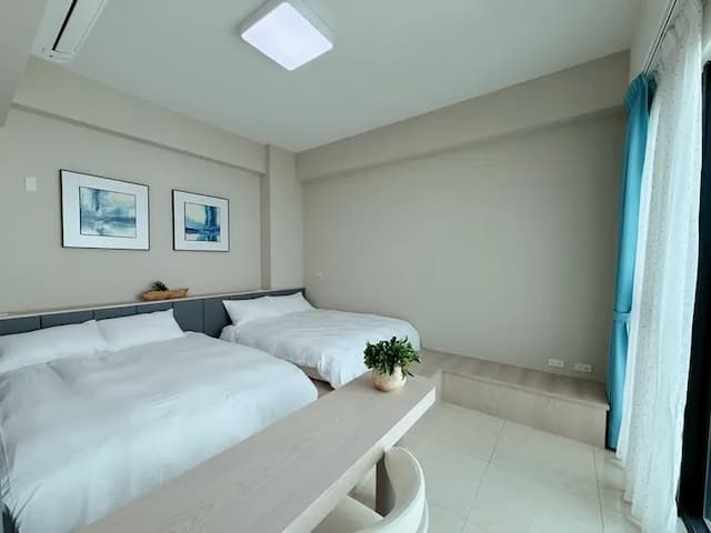 嵐光 (R3-2) 四人套房：10坪獨立空間，２張加大雙人床。配備免費wifi、空調及空氣清淨機。 浴空間採乾濕分離設計，設置淋浴間與馬桶，附露台。