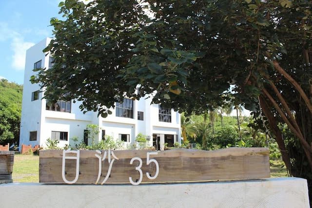 White house 35 B&B-Seaview Beachfront Family Room | Private Living Room-6