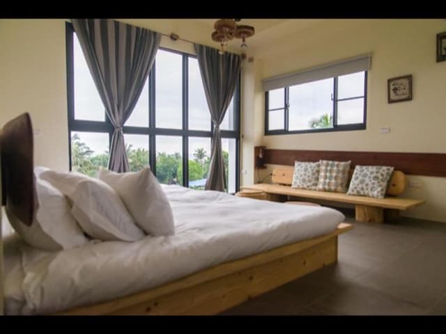 White house 35 B&B-Ocean View Quadruple With Bathtub-1