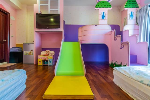 小搗蛋親子民宿 l 卡通服裝、親子遊戲區-舒適四人房-附浴缸-公主城堡-6