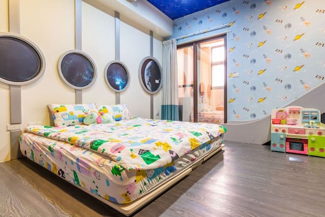 小搗蛋親子民宿 l 卡通服裝、親子遊戲區-標準加大雙人床房-火箭-1