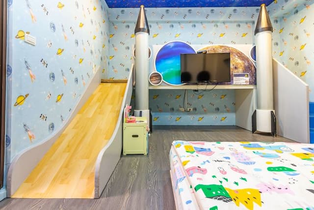 小搗蛋親子民宿 l 卡通服裝、親子遊戲區-標準加大雙人床房-火箭-3