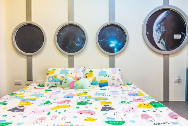 小搗蛋親子民宿 l 卡通服裝、親子遊戲區-標準加大雙人床房-火箭-2