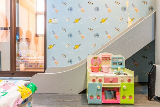 小搗蛋親子民宿 l 卡通服裝、親子遊戲區-標準加大雙人床房-火箭-6