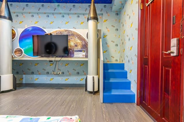 小搗蛋親子民宿 l 卡通服裝、親子遊戲區-標準加大雙人床房-火箭-5