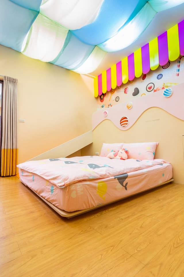 小搗蛋親子民宿 l 卡通服裝、親子遊戲區-加大雙人床房-糖果屋-5