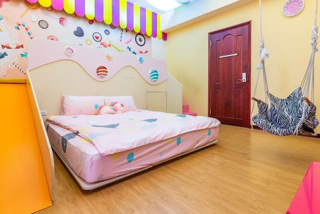 小搗蛋親子民宿 l 卡通服裝、親子遊戲區-加大雙人床房-糖果屋-1