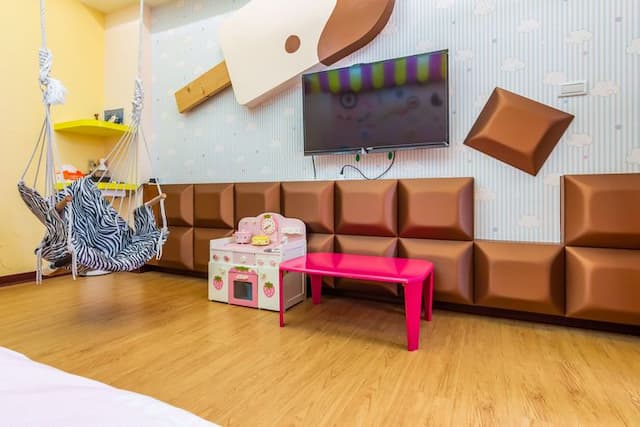 小搗蛋親子民宿 l 卡通服裝、親子遊戲區-加大雙人床房-糖果屋-4