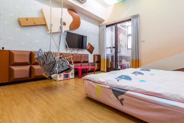 小搗蛋親子民宿 l 卡通服裝、親子遊戲區-加大雙人床房-糖果屋-2