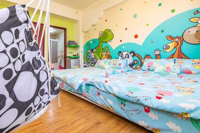 小搗蛋親子民宿 l 卡通服裝、親子遊戲區-四人房-附加大雙人床-動物園-3