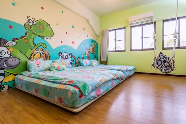 小搗蛋親子民宿 l 卡通服裝、親子遊戲區-四人房-附加大雙人床-動物園-4