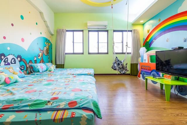 小搗蛋親子民宿 l 卡通服裝、親子遊戲區-四人房-附加大雙人床-動物園-2