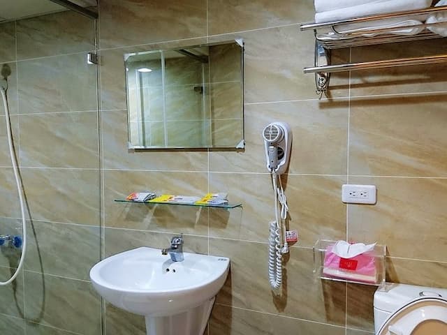 펑 클랜 베어 홈  (Feng clan bear home)-F5D2N(New and exquisite family 5 people room) (2 rooms, 2 bathrooms, 1 living room) Taichung Fengjia Night Market Accommodation-4