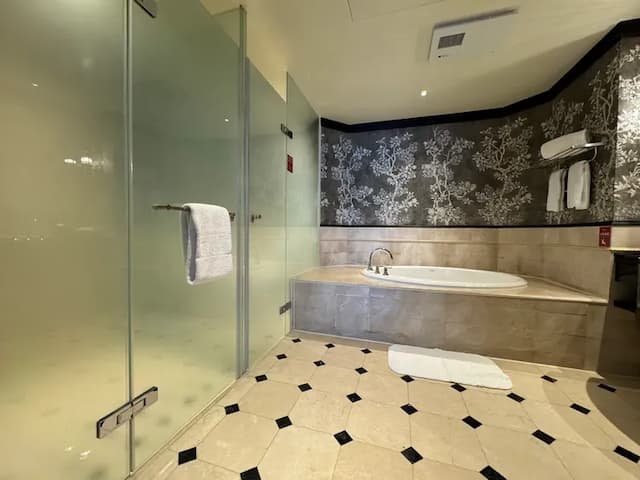 遠雄悅來大飯店-豪華海景套房(一大床)｜Room only-5