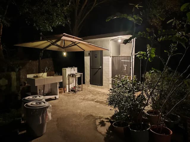 洗手槽與遮陽雨傘