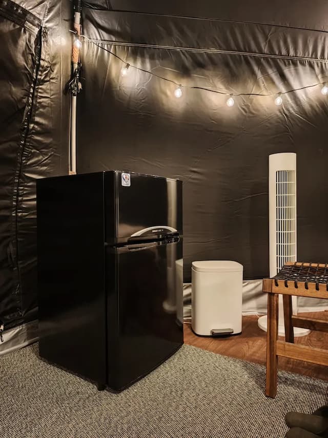 雙門冰箱(冷凍/冷藏)、垃圾桶、塔扇