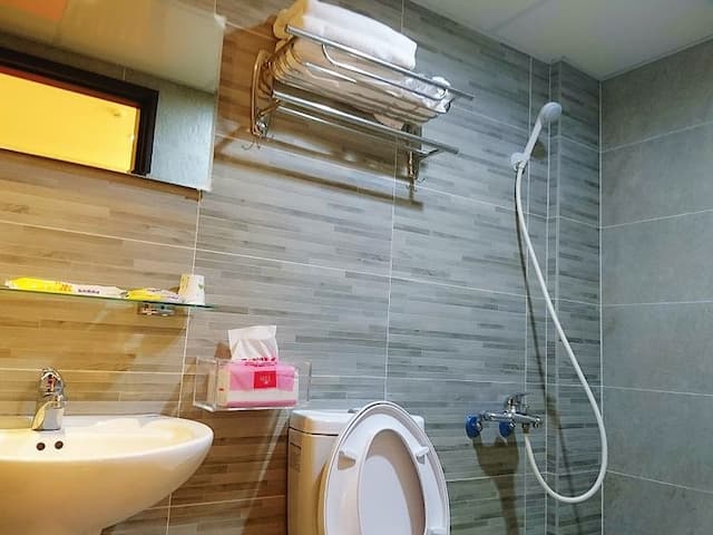 펑 클랜 베어 홈  (Feng clan bear home)-F9D1N(New and exquisite family 11~13 people room) (4 rooms, 4 bathrooms, 2 living room) Taichung Fengjia Night Market Accommodation-9