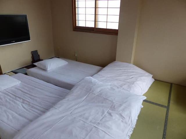 シンプルな室内、布団は敷いてあります。