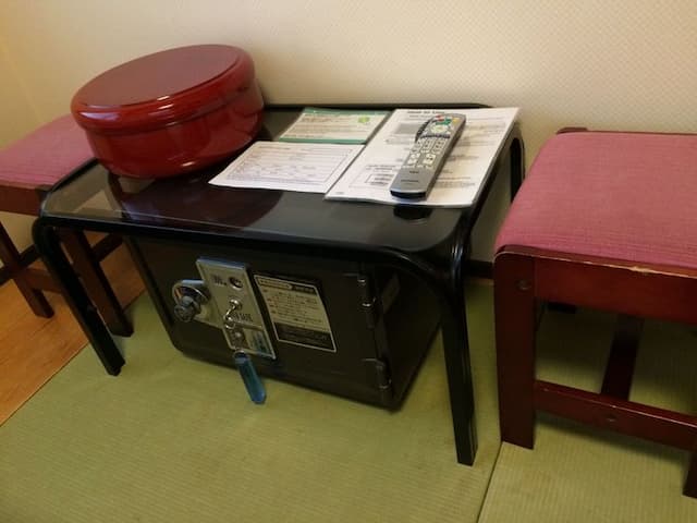 テーブルと金庫