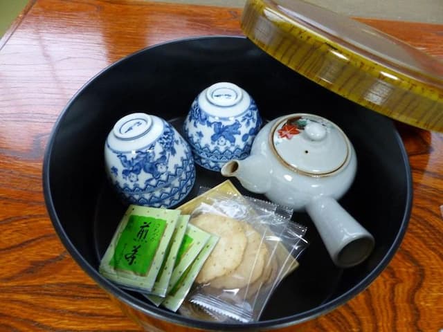 ティーセットと茶菓子