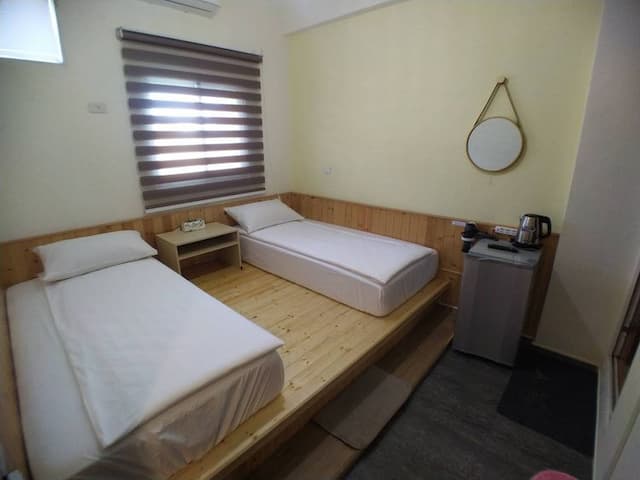 玖拾捌民宿｜可選購18-20人花蓮包棟｜近花蓮火車站-3A 雙床房附私人衛浴-4