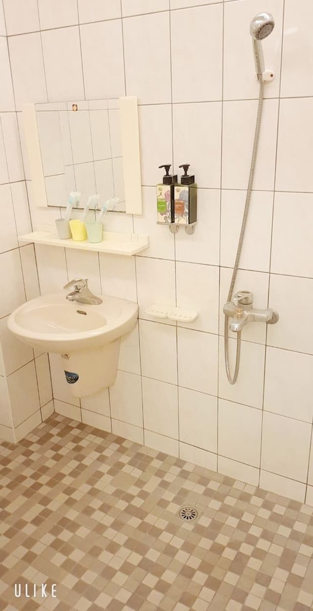 墾丁津津音樂客棧 | 室內公共空間自行車停放-310家庭8人房-6