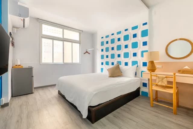 台南友愛有愛智能入住旅店-豪華加大雙人床房-1