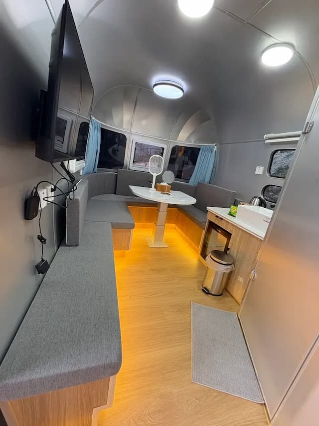 虹夕尖石免搭帳露營區｜獨家8折起！寵物友善、高海拔、鄰近青蛙石天空步道-"虹夕伴山" 露營車 C1-3