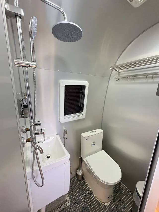 虹夕尖石免搭帳露營區｜獨家8折起！寵物友善、高海拔、鄰近青蛙石天空步道-"虹夕伴山" 露營車 C1-5