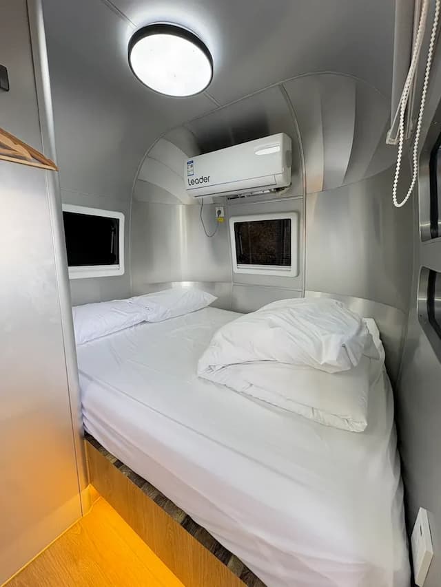 虹夕尖石免搭帳露營區｜獨家8折起！寵物友善、高海拔、鄰近青蛙石天空步道-"虹夕伴山" 露營車 C1-2