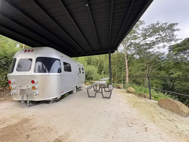 虹夕尖石免搭帳露營區｜獨家8折起！寵物友善、高海拔、鄰近青蛙石天空步道-"虹夕伴山" 露營車 C1-1