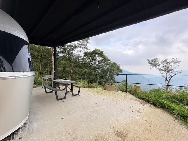 虹夕尖石免搭帳露營區｜獨家8折起！寵物友善、高海拔、鄰近青蛙石天空步道-"虹夕伴山" 露營車 C1-6