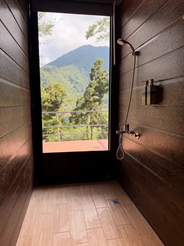 虹夕尖石免搭帳露營區｜獨家8折起！寵物友善、高海拔、鄰近青蛙石天空步道-"虹夕伴山" 組合屋 H1-3