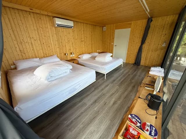 虹夕尖石免搭帳露營區｜獨家8折起！寵物友善、高海拔、鄰近青蛙石天空步道-"虹夕伴山" 組合屋 H2-2