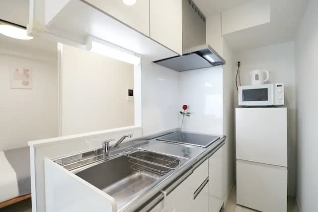 廚房、冰箱、微波爐、電熱水壺