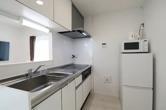 廚房、冰箱、微波爐、電熱水壺