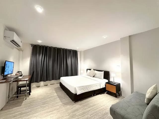 Studio F Sukhumvit-DELUXE DOUBLE ROOM WITH SHOWER AND SOFA-1