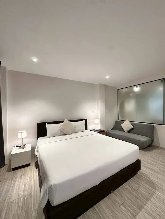 Studio F Sukhumvit-DELUXE DOUBLE ROOM WITH SHOWER AND SOFA-2