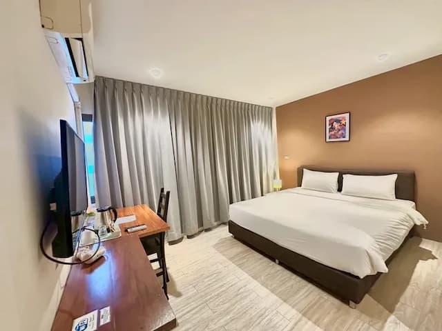 Studio F Sukhumvit-DELUXE DOUBLE ROOM WITH SHOWER AND SOFA-1