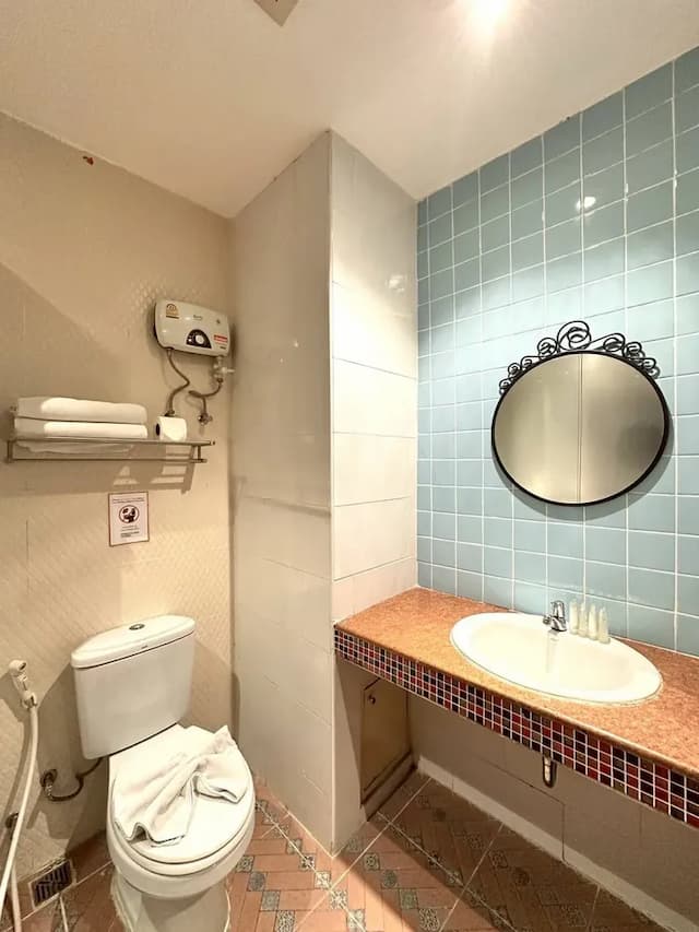 Studio F Sukhumvit-DELUXE DOUBLE ROOM WITH SHOWER AND SOFA-7