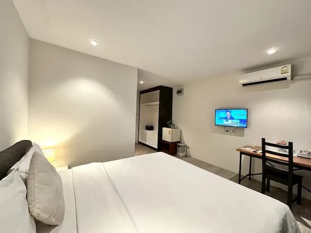 Studio F Sukhumvit-DELUXE DOUBLE ROOM WITH SHOWER AND SOFA-6