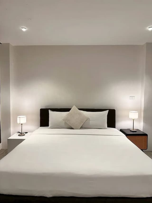 Studio F Sukhumvit-DELUXE DOUBLE ROOM WITH SHOWER AND SOFA-3