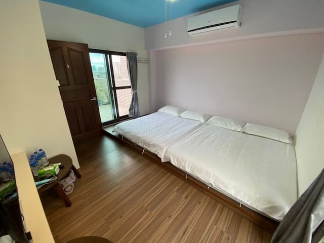 Sunny day-Small Quadruple Room-1