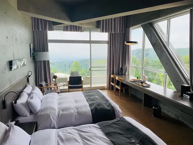 華山觀止｜一泊二食、半露天陽台獨享絕佳景緻-【農曆春節】觀景豪華套房｜一泊二食-1