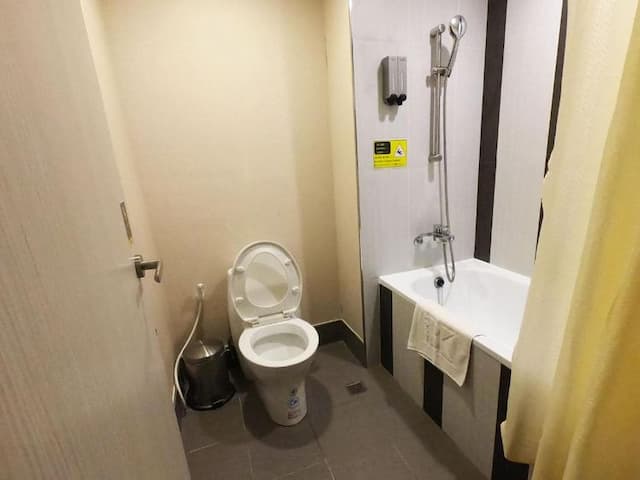 Wholesome Hotel-Superior Double Room with Window and Bathtub-10