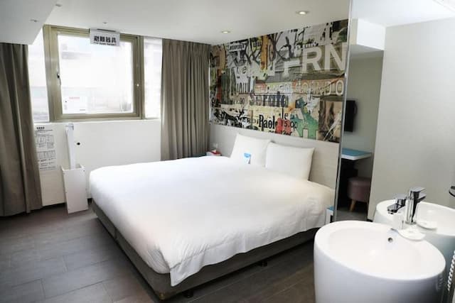 Wholesome Hotel-Superior Double Room with Window and Bathtub-7