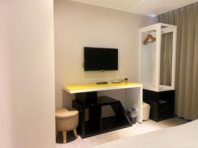 Wholesome Hotel-Superior Double Room with Window and Bathtub-9