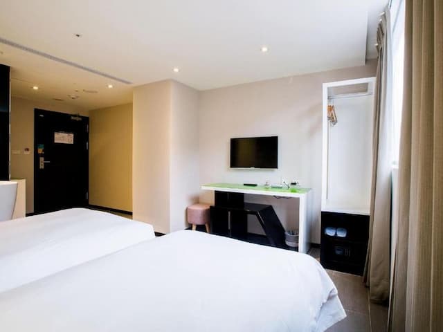 Wholesome Hotel-Superior Twin Room with Window and Bathtub-3